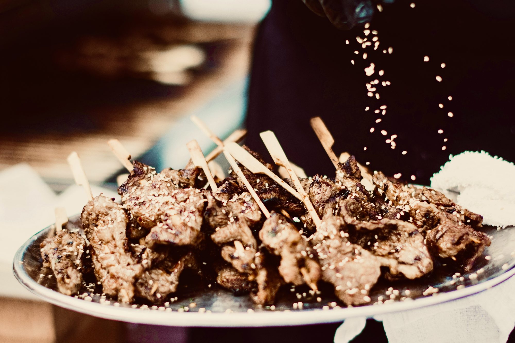 Beef satays with sesame